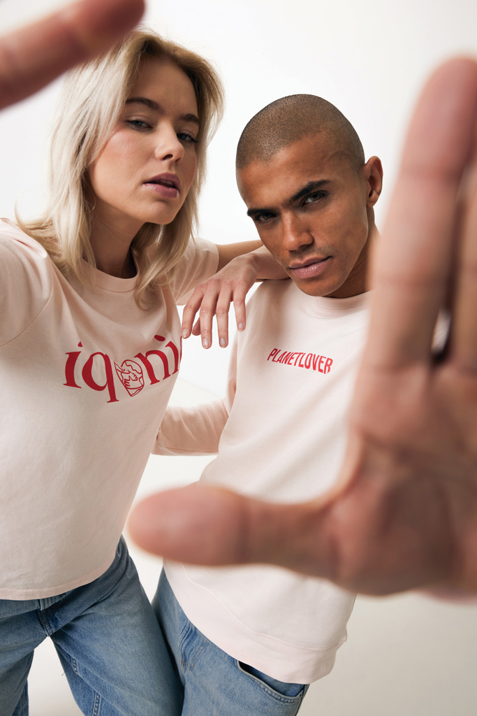 Deux personnes posent en t-shirts assortis.