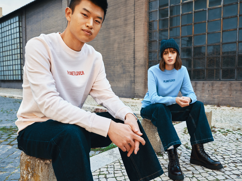 Jeunes adultes portant des sweats Planetlover décontractés
