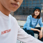 Deux personnes portant des sweats Planet Lovers