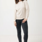 Femme portant sweat beige et jean noir