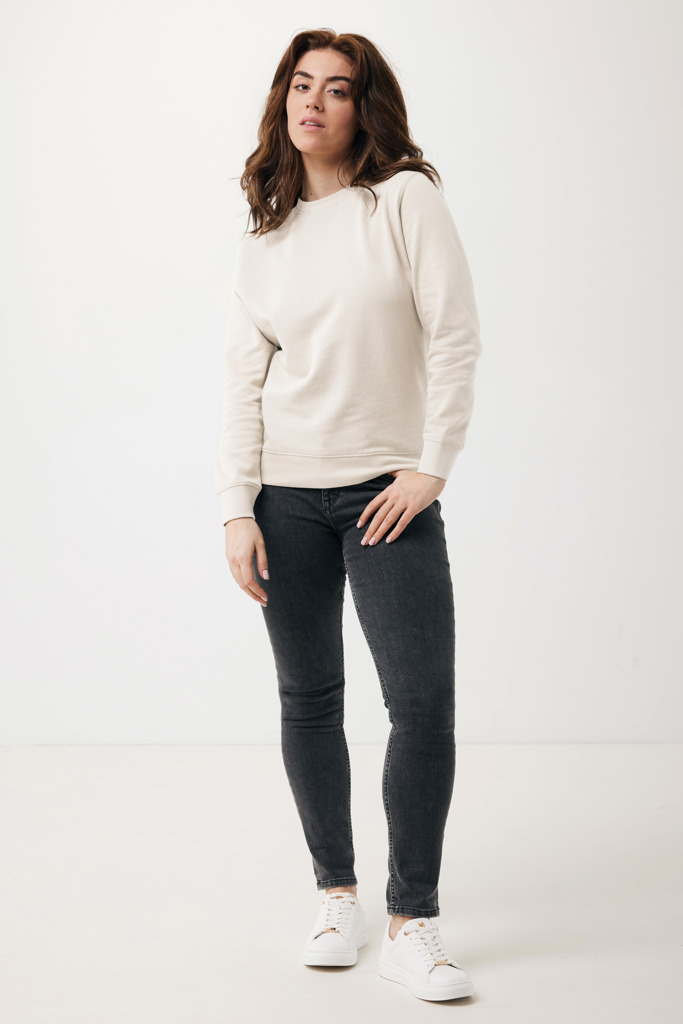 Femme portant sweat beige et jean noir