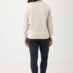 Femme portant un sweat beige et jean noir