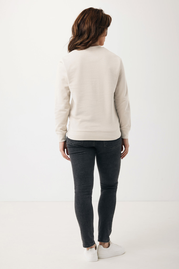 Femme portant un sweat beige et jean noir