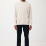 Homme portant un pull beige et pantalon noir