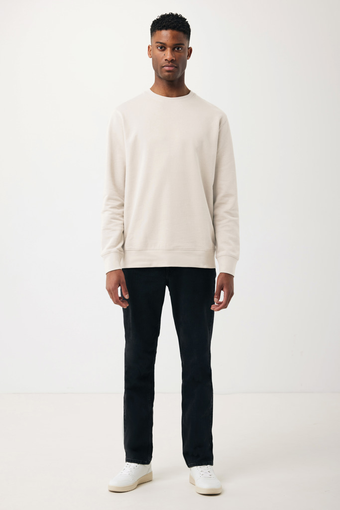 Homme portant un pull beige et pantalon noir