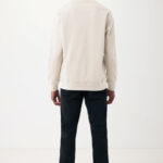 Homme portant pull beige et jean noir
