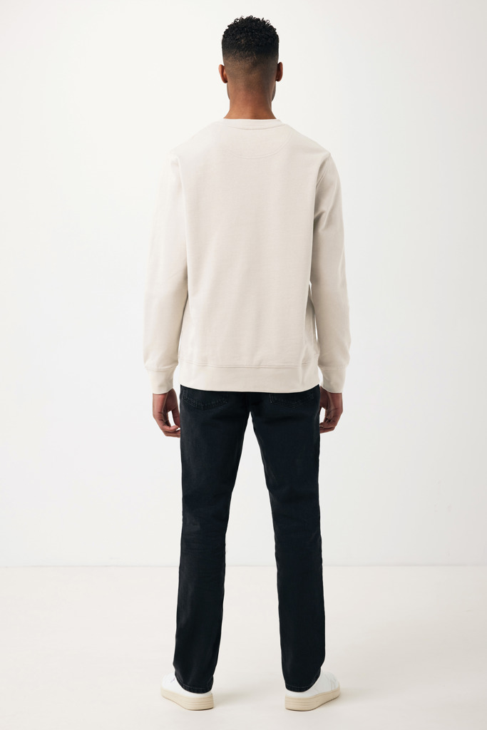 Homme portant pull beige et jean noir