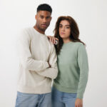 Couple portant des sweats décontractés et jeans.