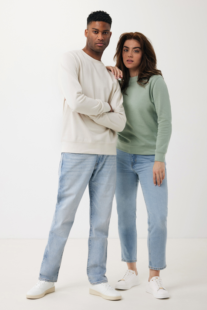 Couple portant sweats et jeans clairs assortis.