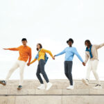Groupe de jeunes marchant ensemble sur des marches.