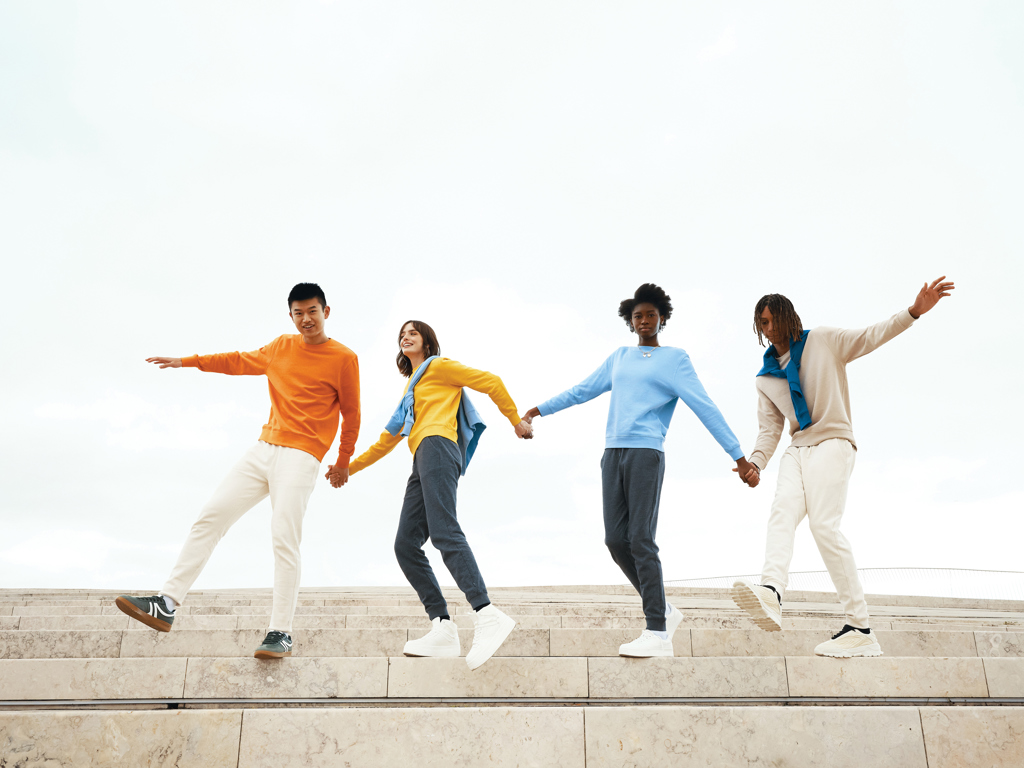 Groupe de jeunes marchant ensemble sur des marches.