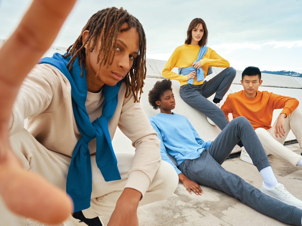 Jeunes en tenues colorées posant à l’extérieur
