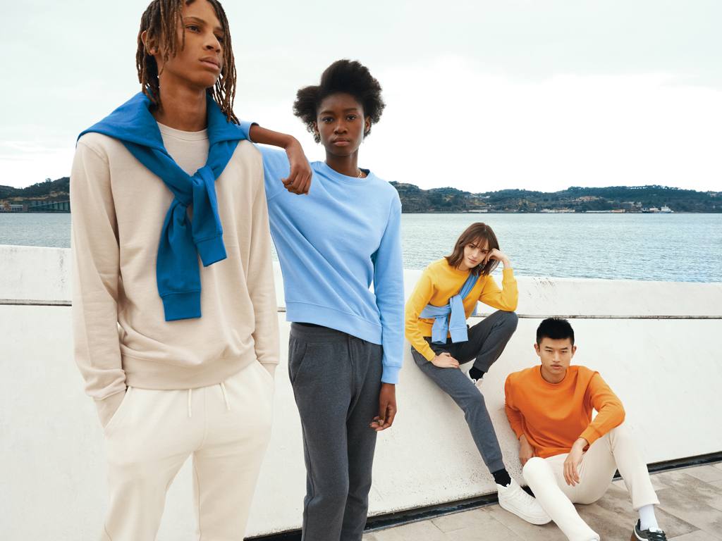 Jeunes portant des vêtements colorés près de la mer