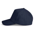 Casquette bleue à visière courbée.