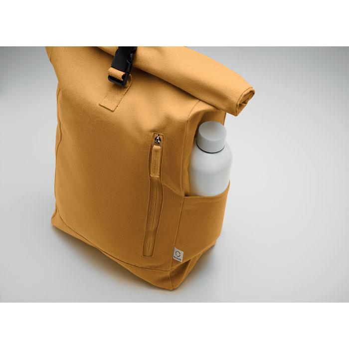 Sac à dos jaune avec gourde blanche latérale