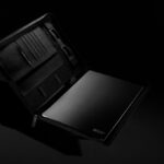 Pochette en cuir noir ouverte avec tablette
