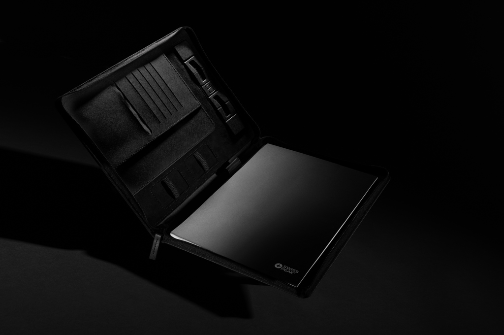 Pochette en cuir noir ouverte avec tablette