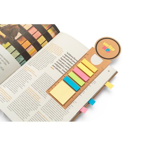 Livre ouvert avec marque-page règle et notes adhésives colorées