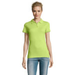 Femme portant polo vert et jean bleu