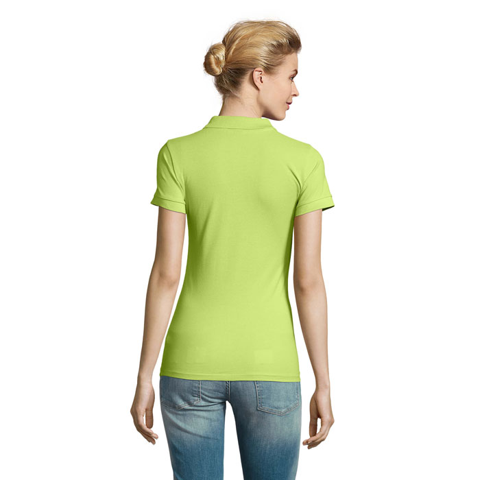 Femme de dos en polo vert
