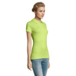 Femme portant polo vert et jean bleu