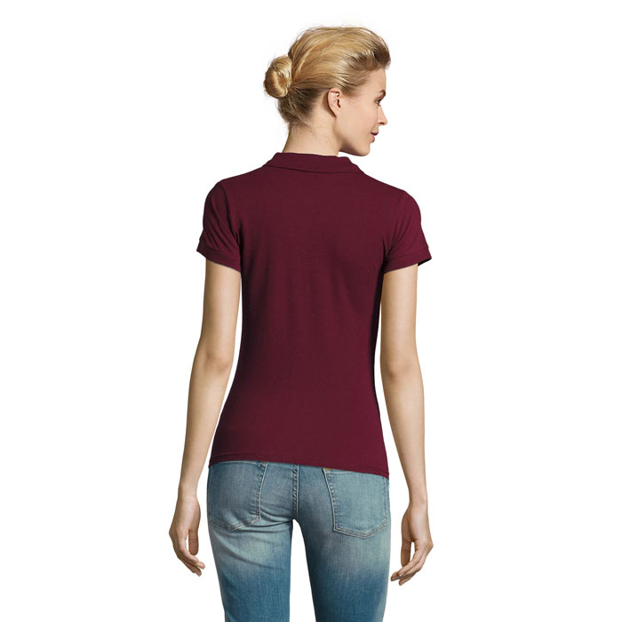 Femme de dos en polo bordeaux