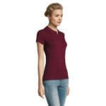 Femme portant polo bordeaux et jean bleu