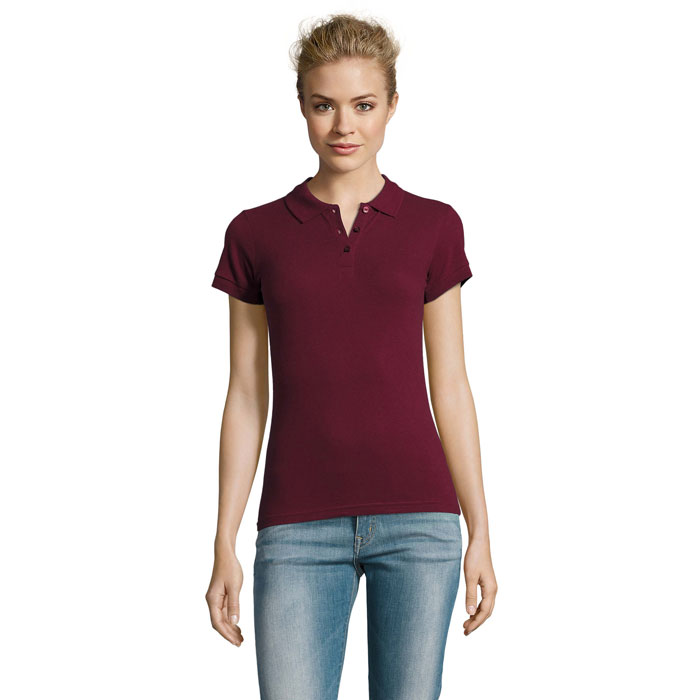 Femme portant polo bordeaux et jean bleu