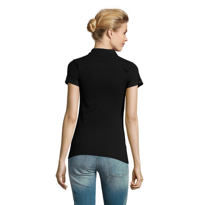 Femme de dos portant t-shirt noir et jean