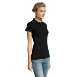 Femme portant un polo noir et jean bleu