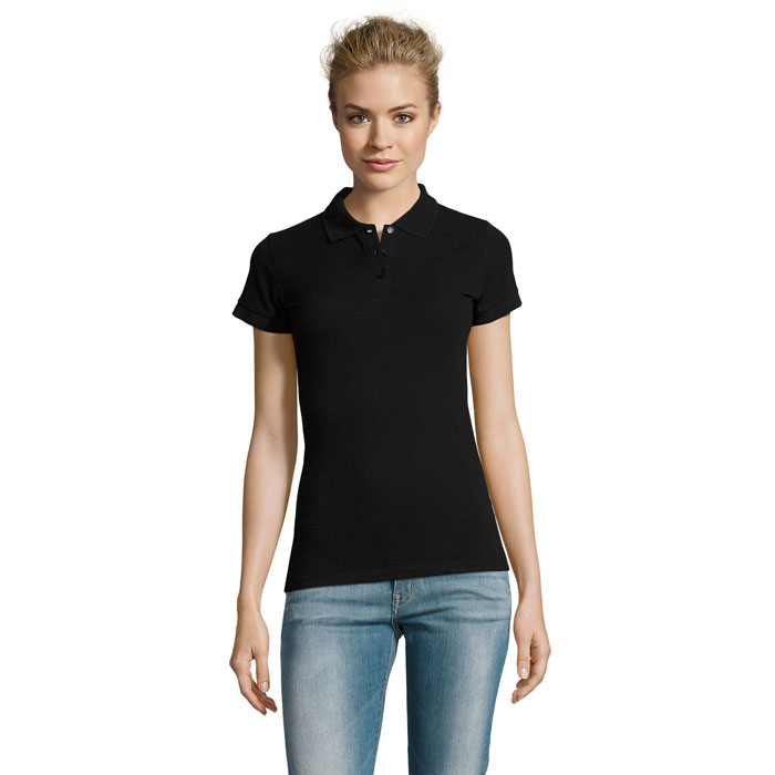 Femme portant polo noir et jean bleu clair