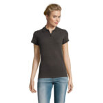 Femme portant un polo gris foncé
