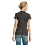 Femme de dos en polo gris foncé