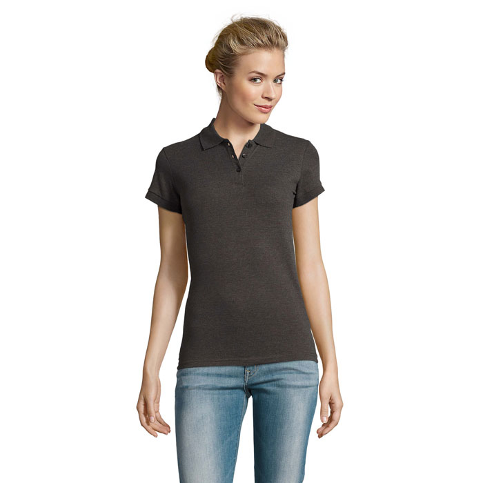 Femme portant un polo gris foncé