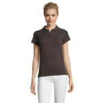 Femme portant un polo marron à manches courtes