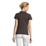 Femme de dos portant polo marron ajusté