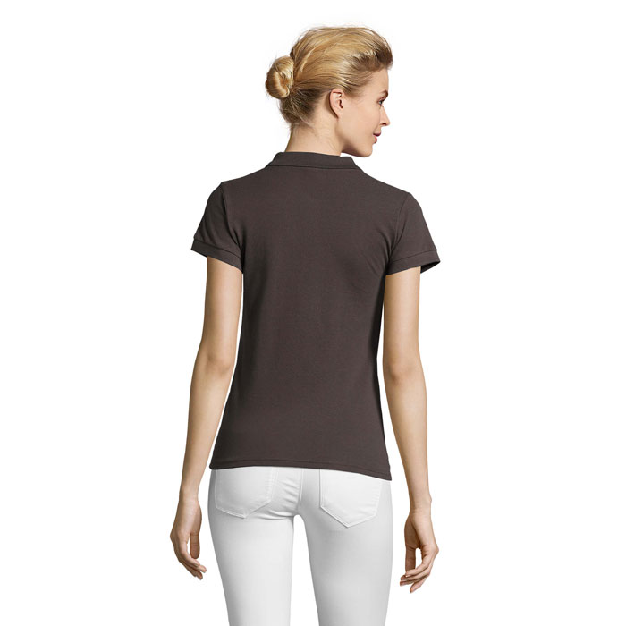 Femme de dos portant polo marron ajusté