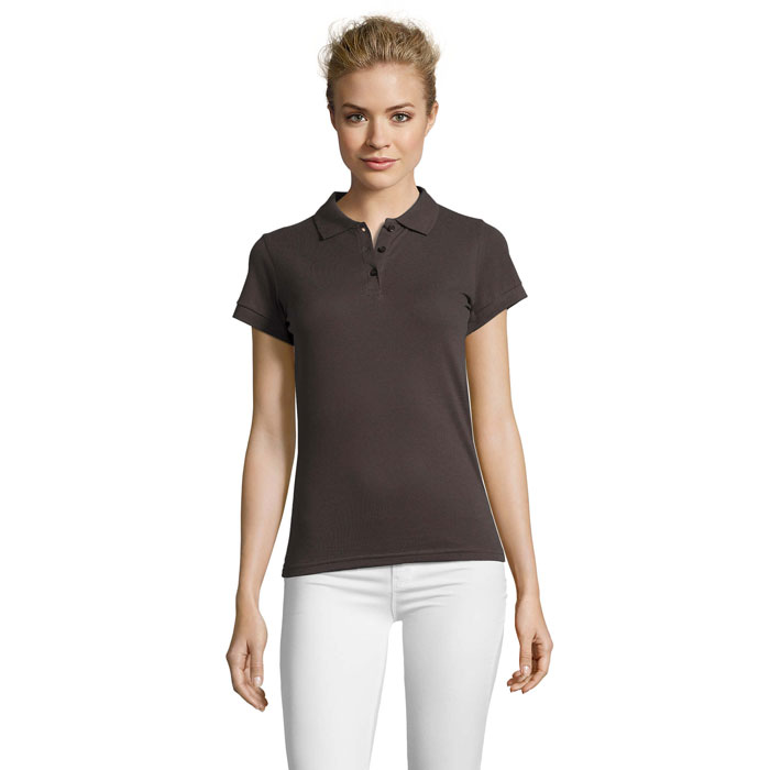 Femme portant un polo marron à manches courtes