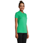 Femme portant un polo vert uni