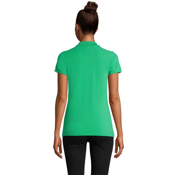 Vue arrière femme portant polo vert ajusté