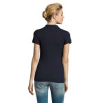 Femme portant un polo bleu marine