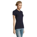 Femme portant polo bleu marine et jean clair