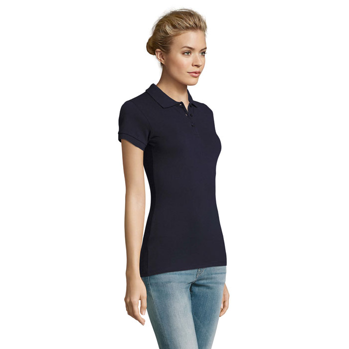 Femme portant polo bleu marine et jean clair