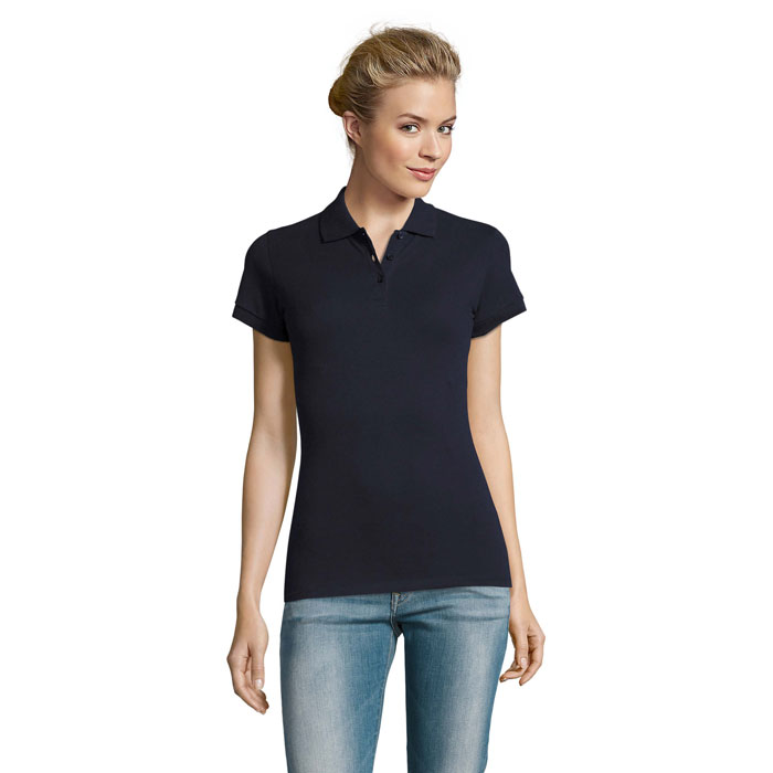 Femme portant polo bleu marine et jean