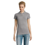 Femme portant un polo gris et jean