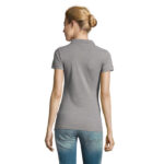 Femme de dos portant polo gris et jean