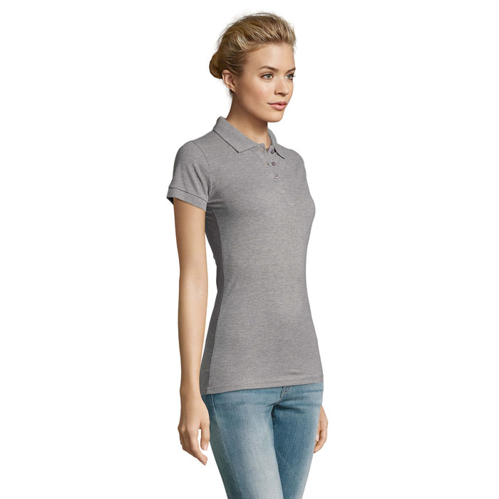 Femme portant polo gris et jean bleu