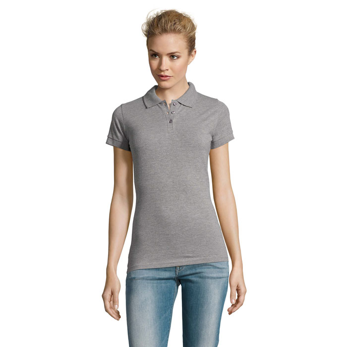 Femme portant un polo gris et jean