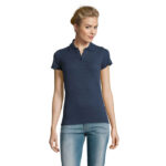Femme portant un polo bleu marine ajusté