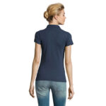 Femme de dos en polo bleu marine